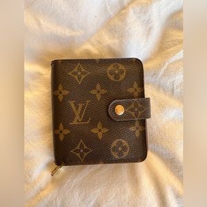 LOUIS VUITTON compact monogram zippé wallet